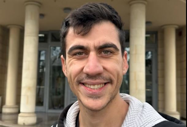 Ο Φειδίας Παναγιώτου ψήφισε για πρώτη φορά και σταύρωσε τον εαυτό του – Η Κύπρος στην εποχή της μεταπολιτικής