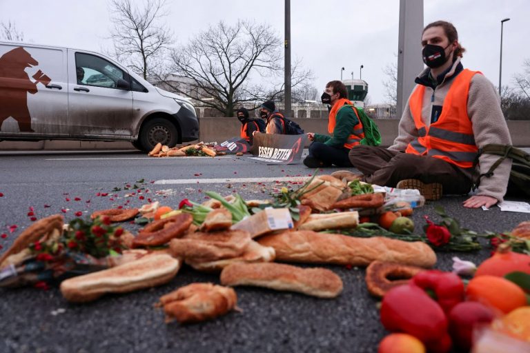 OHE: Η σπατάλη τροφίμων τρομάζει την παγκόσμια κοινότητα