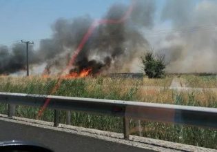 Φωτιά σε παράδρομο της εθνικής οδού Αθηνών – Λαμίας, επιχειρούν τρία αεροσκάφη