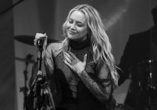 «Μου έλεγαν ότι είμαι πολύ μεγάλη» – Η Κέιτ Χάντσον δεν άκουσε κανέναν και έγινε ροκ σταρ στα 45