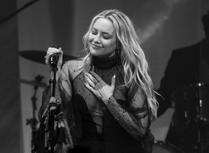 «Μου έλεγαν ότι είμαι πολύ μεγάλη» – Η Κέιτ Χάντσον δεν άκουσε κανέναν και έγινε ροκ σταρ στα 45