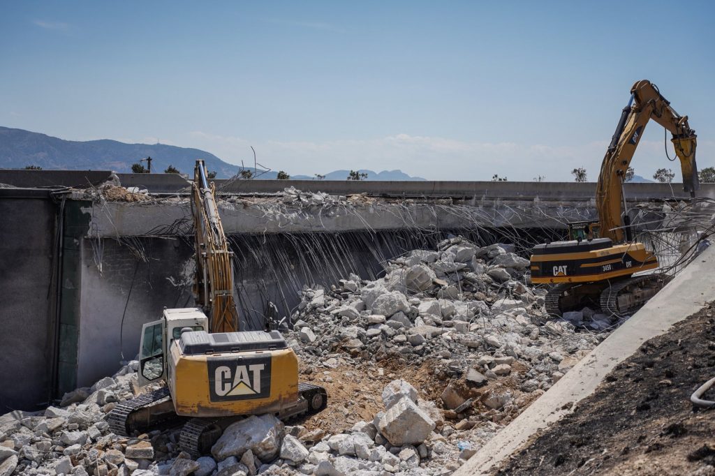 Ανατροπή βυτιοφόρου: Ομαλοποιήθηκε η κίνηση στην Ολυμπία Οδό – Κατεδαφίζεται η γέφυρα