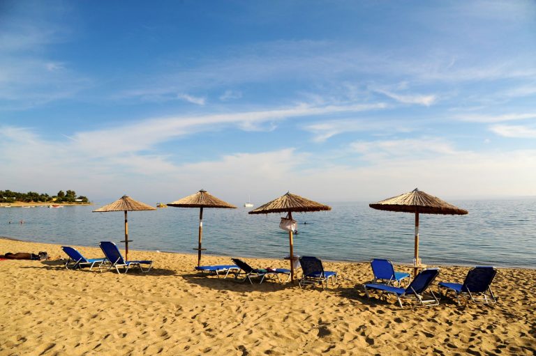 Τελεσίγραφο Δήμου της Χαλκιδικής για απομάκρυνση μόνιμων ομπρελών σε παραλίες