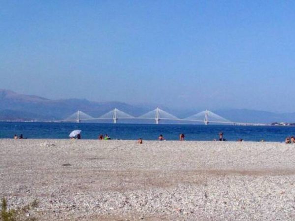 Πάτρα: Συνελήφθη 40χρονος που κυκλοφορούσε γυμνός στην πλαζ