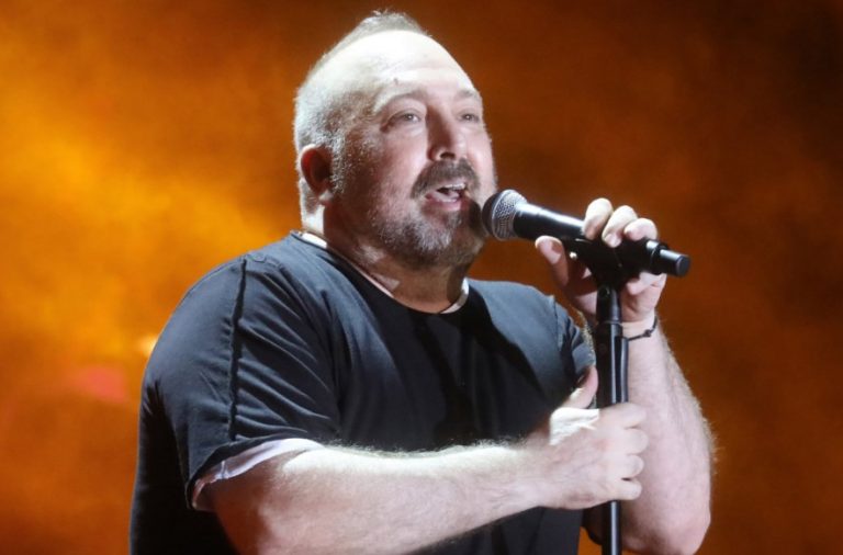 Συγκλονίζει ο Γιώργος Αλκαίος: «Γνώρισα τη μητέρα μου στα 16, κρατούσα ταμπέλα να με αναγνωρίσει»