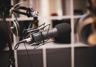 Ενδοοικογενειακή βία: Αυτός είναι ο δημοσιογράφος που συνελήφθη για ξυλοδαρμό της συντρόφου του