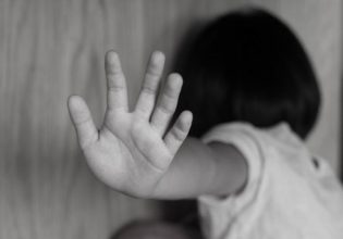 Κρήτη: Συγκλονισμένη η γιαγιά της 3χρονης – «Έχει σημάδια παντού, εξετάζεται και το ενδεχόμενο της ασέλγειας»