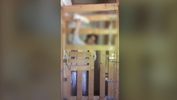 Καλαμάτα: Ζωή σαν… εφιάλτης – Η ιστορία της 29χρονης που ήταν φυλακισμένη σε κλουβί