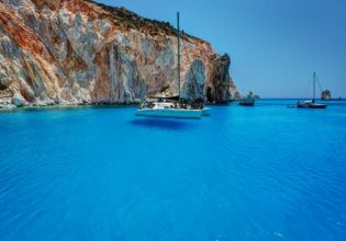 Tourists on the verge of a nervous breakdown due to punctuality