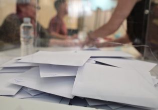 Δημοσκόπηση: Οριακά στον πήχη του 33% η ΝΔ – Καθαρά δεύτερος ο ΣΥΡΙΖΑ με διαφορά 5 μονάδων από το ΠΑΣΟΚ