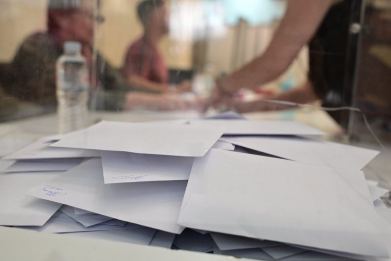 Δημοσκόπηση: Οριακά στον πήχη του 33% η ΝΔ – Καθαρά δεύτερος ο ΣΥΡΙΖΑ με διαφορά 5 μονάδων από το ΠΑΣΟΚ