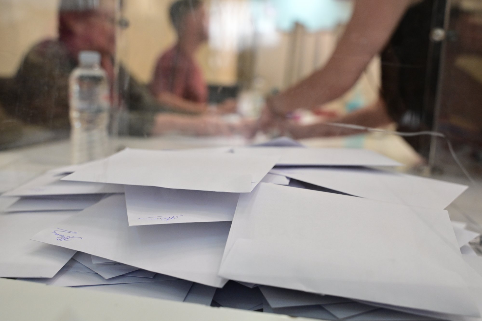 Δημοσκόπηση: Οριακά στον πήχη του 33% η ΝΔ – Καθαρά δεύτερος ο ΣΥΡΙΖΑ με διαφορά 5 μονάδων από το ΠΑΣΟΚ