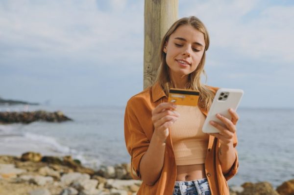 Κάρτα ή μετρητά; Πότε χαλάμε περισσότερα χρήματα;