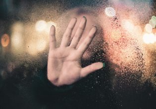 Επίθεση στην Κυψέλη: Πώς έγινε η άγρια επίθεση – Την απειλούσε ότι θα τη σκοτώσει