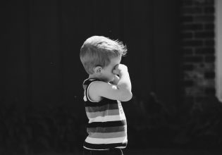 Λάρισα: Στο νοσοκομείο πέντε παιδιά που κακοποιούνταν από τη θεία τους – Στη φυλακή οι γονείς τους