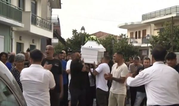 Ηλεία: Με τραγούδια και μοιρολόγια το τελευταίο αντίο στην μικρή Βασιλική – Σπαραγμός στην κηδεία της 11χρονης