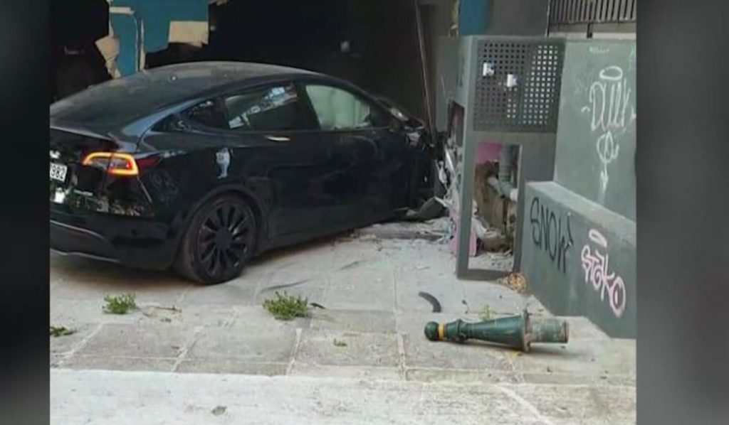 Τροχαίο στην Κηφισιά: Οδηγός έχασε τον έλεγχο του οχήματός του και «καρφώθηκε» σε κατάστημα