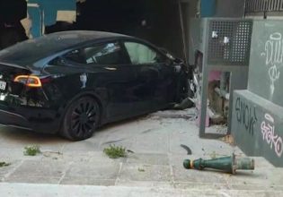 Τροχαίο στην Κηφισιά: Οδηγός έχασε τον έλεγχο του οχήματός του και «καρφώθηκε» σε κατάστημα