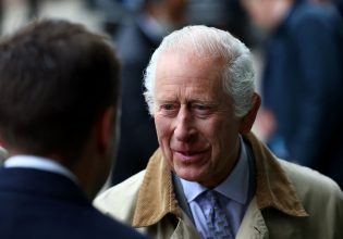 Ο βασιλιάς Κάρολος απειλεί να κόψει δεσμούς με τον πρίγκιπα Άντριου – Τον διώχνει από το σπίτι