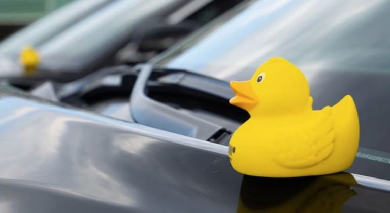 Τι πρέπει να κάνετε αν βρείτε ένα λαστιχένιο παπάκι στο αυτοκίνητό σας;