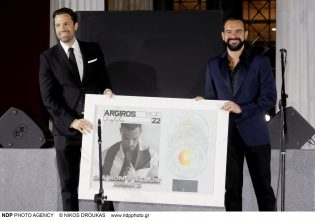 Ο Κωνσταντίνος Αργυρός με την Αλεξάνδρα Νίκα στην απονομή του διαμαντένιου άλμπουμ του