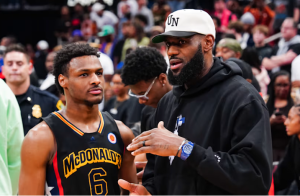 To όνειρο του ΛεΜπρόν έγινε πραγματικότητα: Οι Λέικερς επέλεξαν τον γιο του, Μπρόνι, στο Draft (pic,vid)