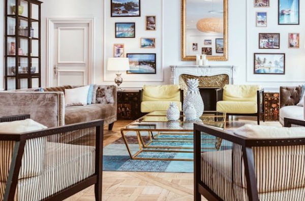 Τα 5 λάθη που κάνετε στο σαλόνι σας και δείχνει ακατάστατο