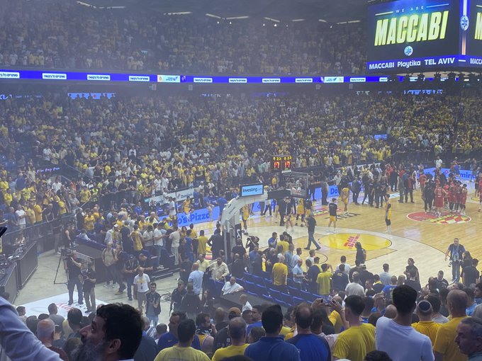 Χαμός στο Ισραήλ: Οπαδοί της Χάποελ πέταξαν καπνογόνα σε αυτούς της Μακάμπι (pic)