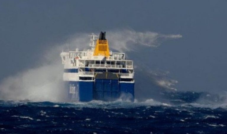 Όσο στην κεντροαριστερά λύνουν τα εσωτερικά, ένας μισθός πάει στα ακτοπλοϊκά και ένα μεροκάματο για παγωτό στα παιδιά