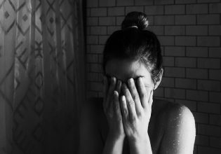 Συνελήφθη δημοσιογράφος της ΕΡΤ για ενδοοικογενειακή βία