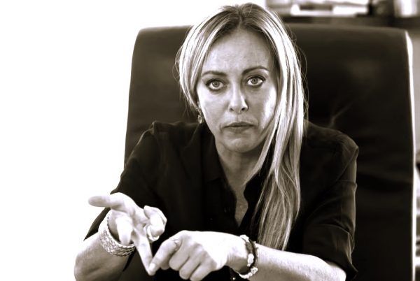 Μελόνι: Κανονικοποίησε την ακροδεξιά και τώρα κάνει… «φροντιστήρια» δημοκρατίας