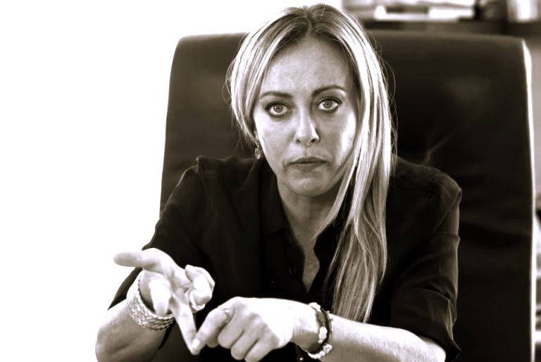 Μελόνι: Κανονικοποίησε την ακροδεξιά και τώρα κάνει… «φροντιστήρια» δημοκρατίας