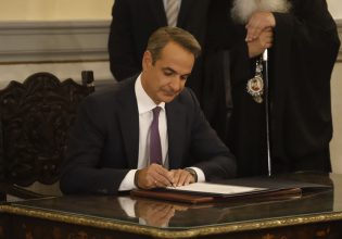 ΝΔ: Γιατί ο Μητσοτάκης επιμένει να κοιτάζει στα δεξιά του