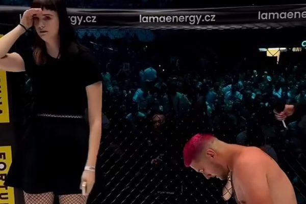 Παλαιστής έκανε πρόταση γάμου στη σύντροφό του μέσα στο ρινγκ και εκείνη αρνήθηκε – Δείτε το βίντεο