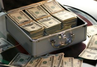 «Εσύ πώς έγινες πλούσιος;» – Εκατομμυριούχοι εξηγούν πώς έβγαλαν λεφτά και ο τρόπος μοιάζει να είναι ένας