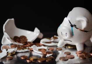 Εισοδήματα: Δουλεύουμε 6 μήνες για να πληρώνουμε φόρους και εισφορές