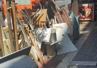 Θεσσαλονίκη: Πλήρωσε ακριβά την ανακαίνιση – 500 ευρώ πρόστιμο για τα ογκώδη σκουπίδια στην άκρη του δρόμου
