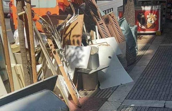 Θεσσαλονίκη: Πλήρωσε ακριβά την ανακαίνιση – 500 ευρώ πρόστιμο για τα ογκώδη σκουπίδια στην άκρη του δρόμου
