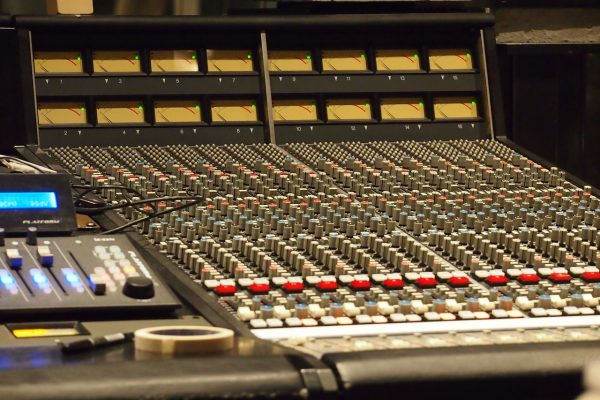 Γνωστός μουσικός παραγωγός, βραβευμένος με Grammy κατηγορείται για βιασμό