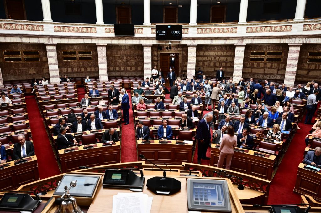 ΝΔ: Θέμα μη επανεκλογής Σακελλαροπούλου από «γαλάζιους» βουλευτές – «Βόμβα» από Βλάχο