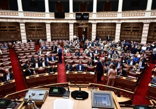 ΝΔ: Θέμα μη επανεκλογής Σακελλαροπούλου από «γαλάζιους» βουλευτές – «Βόμβα» από Βλάχο