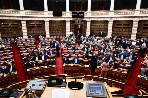 ΝΔ: Θέμα μη επανεκλογής Σακελλαροπούλου από «γαλάζιους» βουλευτές – «Βόμβα» από Βλάχο