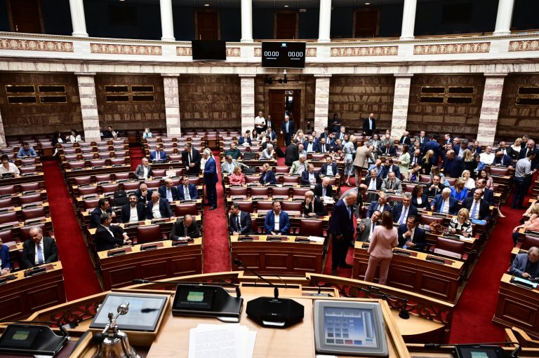 ΝΔ: Θέμα μη επανεκλογής Σακελλαροπούλου από «γαλάζιους» βουλευτές – «Βόμβα» από Βλάχο