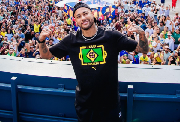 Ο Νεϊμάρ αγόρασε φανέλες από πλανόδιους πωλητές και εκείνοι τρελάθηκαν! (vid)