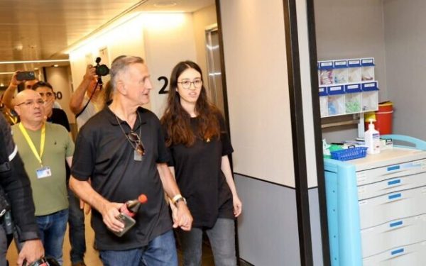 Ισραήλ: Η απελευθερωθείσα όμηρος Νόα Αργκαμάνι αγκαλιάζει τη μητέρα της που είναι καρκινοπαθής τελικού σταδίου