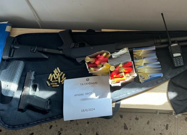 Γλυφάδα: Συνελήφθη γιος δολοφονημένου στελέχους της greek mafia – Έκρυβε όπλα και σφαίρες στο αυτοκίνητό του