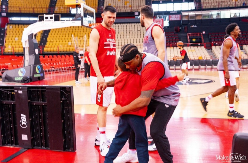 Εξαιρετική πρωτοβουλία: Ο Ολυμπιακός έκανε ευτυχισμένο ένα 9χρονο αγόρι! (vid, pics)