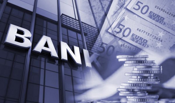 Γιατί μειώνονται οι καταθέσεις των νοικοκυριών στις τράπεζες