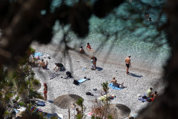 Ακρίβεια: Καλοκαιρινή δροσιά με «αλμυρές» τιμές – Στα ύψη ακτοπλοϊκά, ξαπλώστρες και… παγωτά