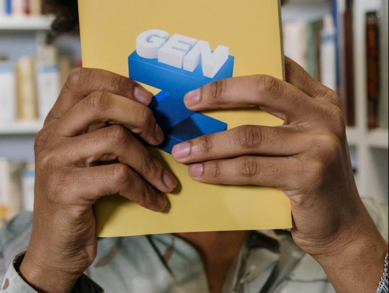 Μια Millennial μάνατζερ μοιράζεται τι έμαθε από τους GenZ εργαζομένους της